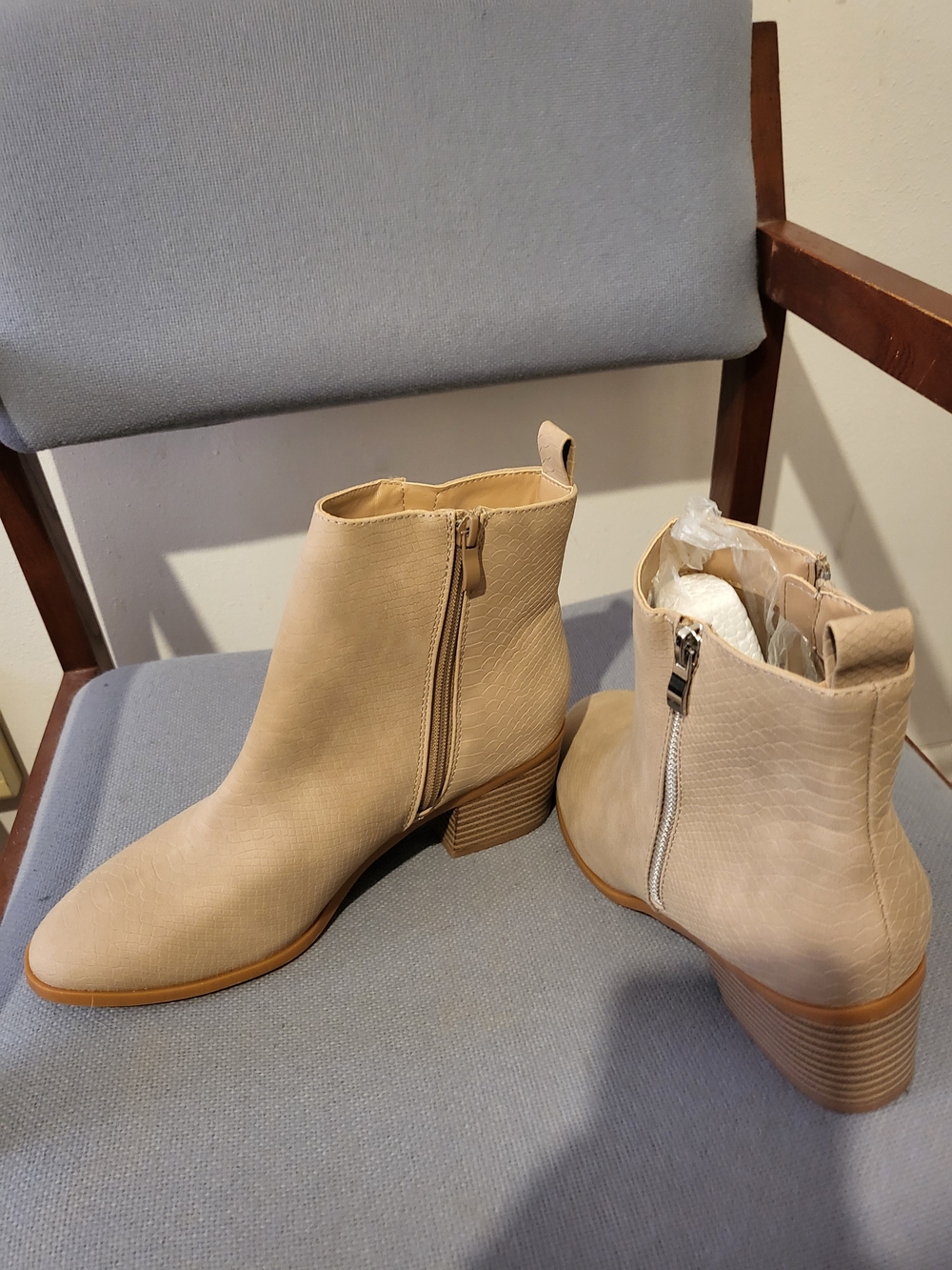 NWOT NO BRAND Beige Cream Ankle Booties with Block Heel - Picture 5 of 5